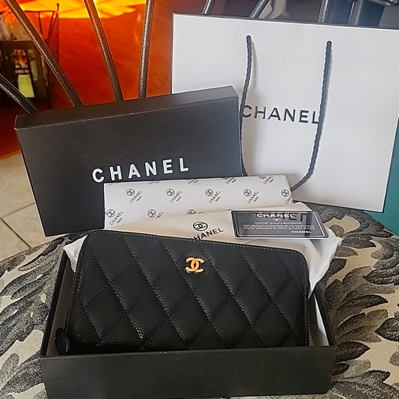 Like New Chanel leather long Wallet. Full inclusion dustbag, Box, auth card, bag - Picture 1 of 13